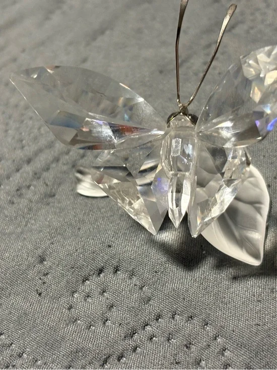 Swarovski Crystal Butterfly Figurine on Frosted Leaf - Picture 4 of 13